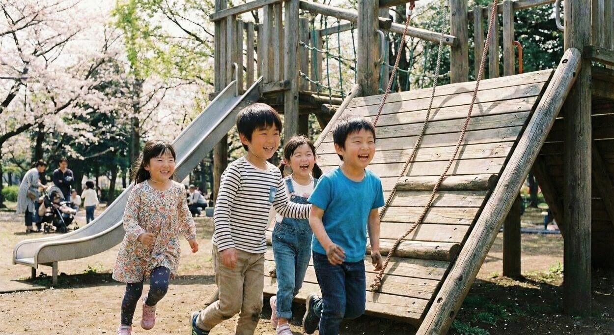 手をつないでいる子供達